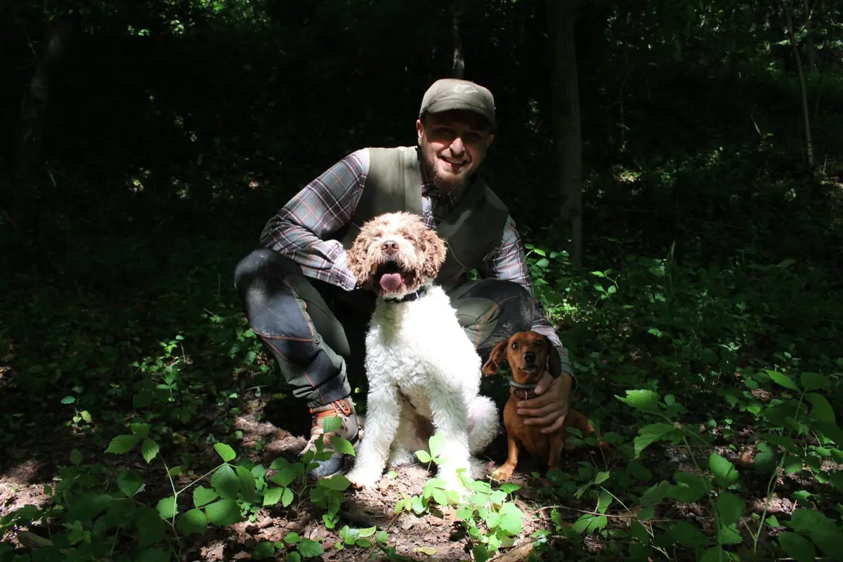 Ein Trüffelsucher mit seinem Hund im Wald